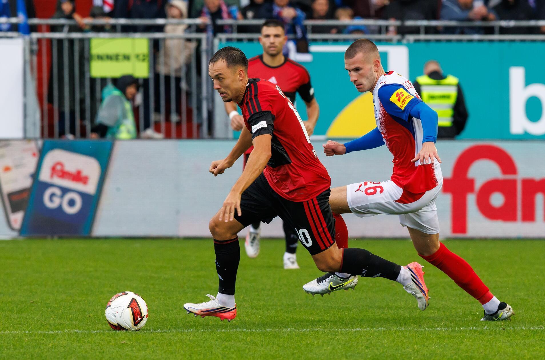 Nach zehn Minuten finden die Störche ins Spiel, die besseren Chancen hat zunächst aber der FCN: Justvan schießt einen Freistoß weit über das Tor der Hausherren, Becker scheitert mit seinem frechen Heber am glänzend aufgelegten Weiner.