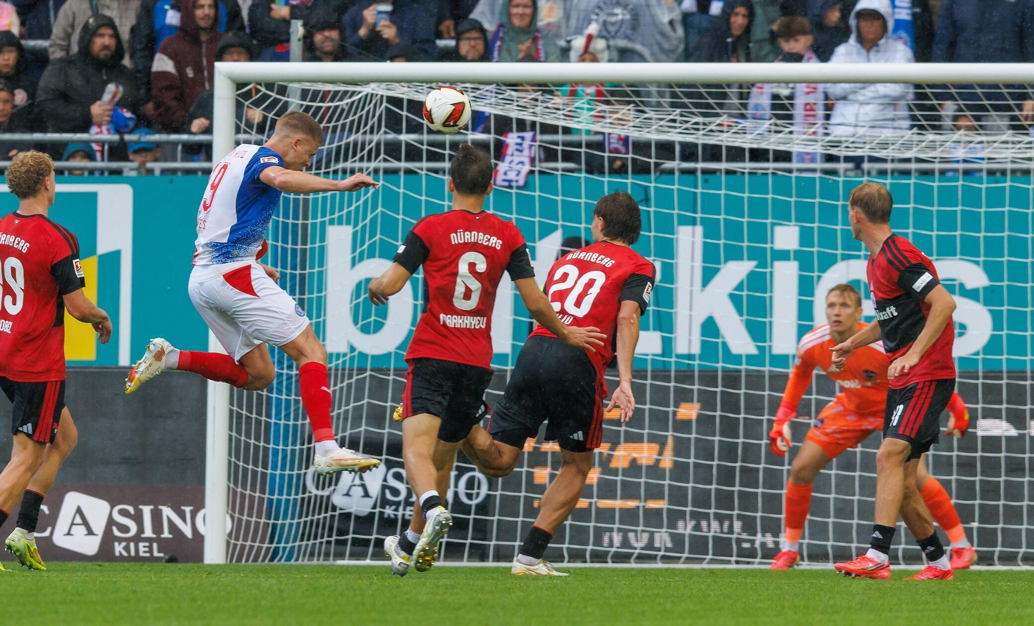 Doch die Freude ist nur von kurzer Dauer: In der Nachspielzeit der ersten Hälfte tritt Kapralik einen Freistoß mit viel Effet in Richtung Zentrum. Dort enteilt Harres seinen Bewachern und darf unbedrängt mithilfe des Pfostens zum Ausgleich einköpfen.