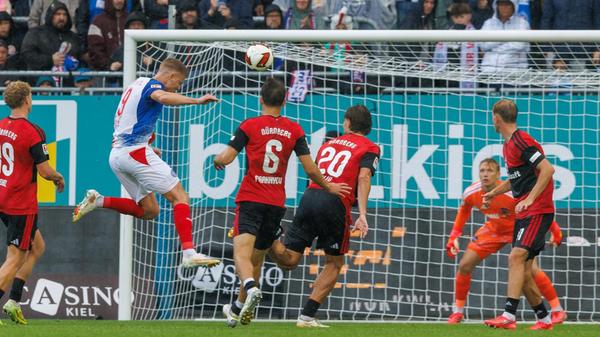 Doch die Freude ist nur von kurzer Dauer: In der Nachspielzeit der ersten Hälfte tritt Kapralik einen Freistoß mit viel Effet in Richtung Zentrum. Dort enteilt Harres seinen Bewachern und darf unbedrängt mithilfe des Pfostens zum Ausgleich einköpfen.