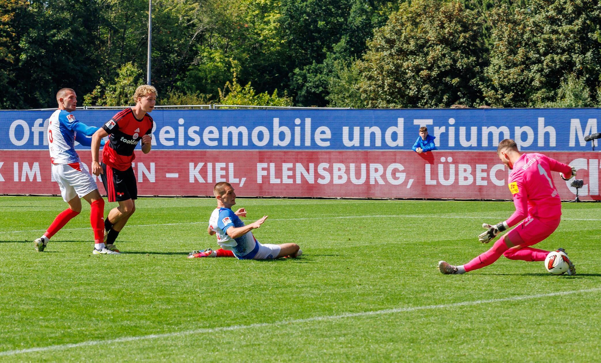 Doch auch die Führung der Störche hat nicht lange Bestand. Nur fünf Minuten später wird der FCN für sein forsches Angriffspressing belohnt. Markhiev köpft die Kugel im hohen Bogen in Richtung Sechzehner, dort verschätzt sich Zec, sodass Scobel alleine auf Weiner zulaufen darf - und zum 2:2 trifft.