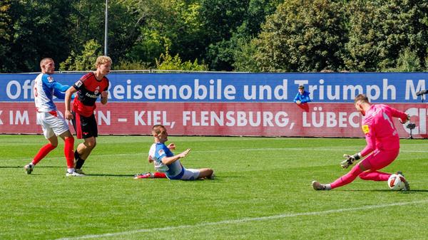Doch auch die Führung der Störche hat nicht lange Bestand. Nur fünf Minuten später wird der FCN für sein forsches Angriffspressing belohnt. Markhiev köpft die Kugel im hohen Bogen in Richtung Sechzehner, dort verschätzt sich Zec, sodass Scobel alleine auf Weiner zulaufen darf - und zum 2:2 trifft.