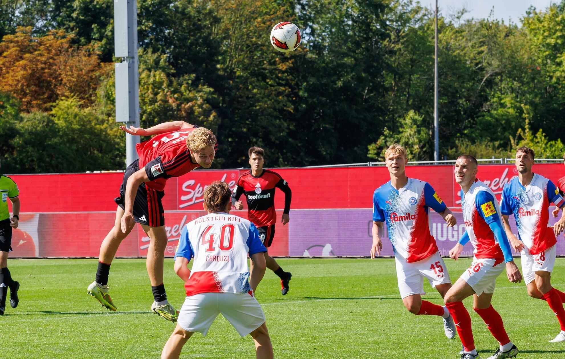 Scobel hat danach noch dreimal die Chance auf den Siegtreffer. Doch erst setzt er einen Kopfball deutlich über das Tor (66.), dann trifft der Youngster den Ball nach einem schnellen Angriff über rechts aus bester Position nicht richtig (68.). 