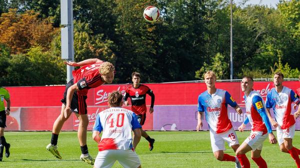 Scobel hat danach noch dreimal die Chance auf den Siegtreffer. Doch erst setzt er einen Kopfball deutlich über das Tor (66.), dann trifft der Youngster den Ball nach einem schnellen Angriff über rechts aus bester Position nicht richtig (68.).