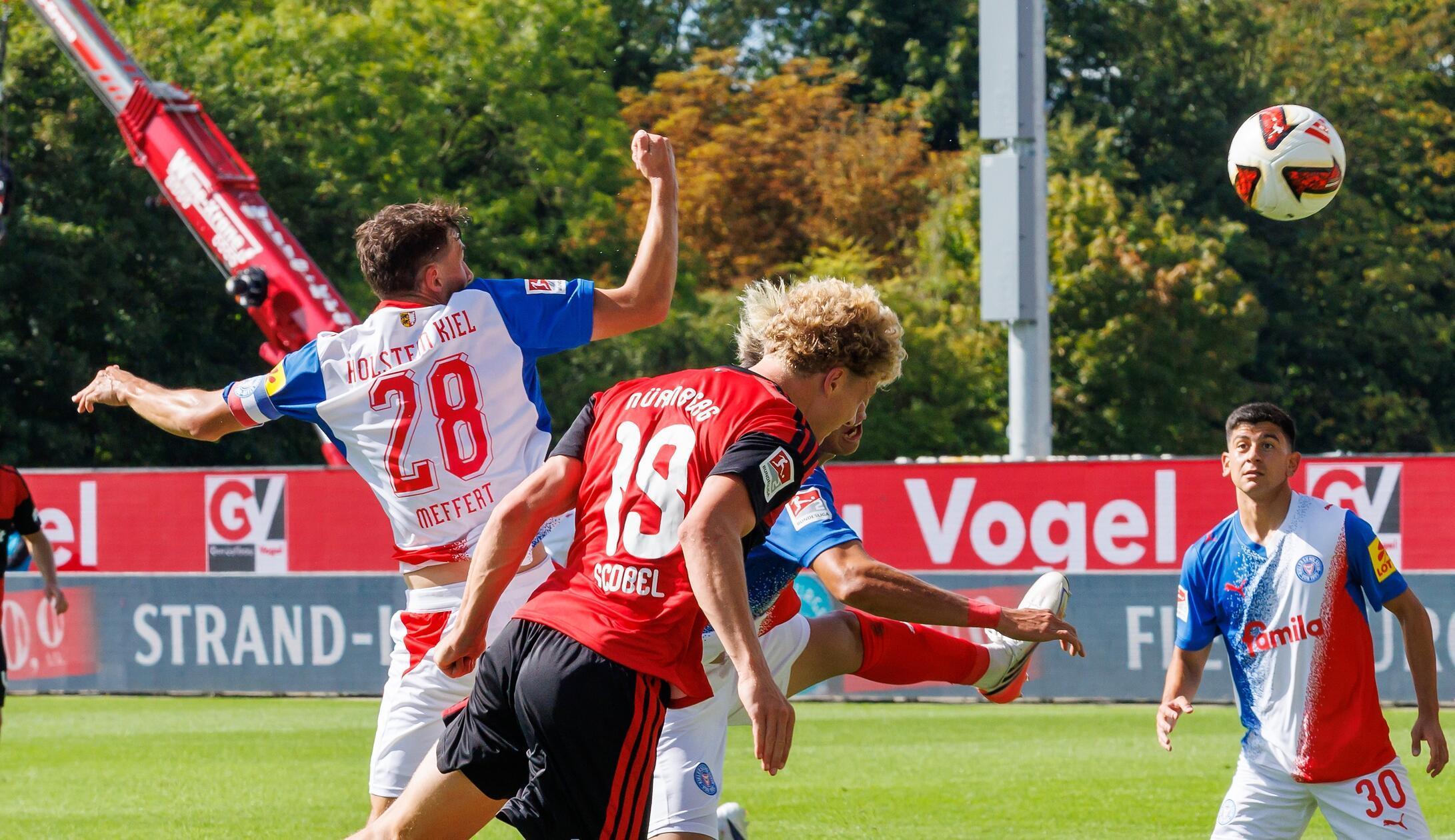 Eine dritte Chance bietet sich Scobel nach 83 Minuten: Nach einem Eckball köpft der 21-Jährige den Ball über Weiner in Richtung langes Eck. Auf der Linie klärt Kiels Parduzi für seinen geschlagenen Schlussmann.