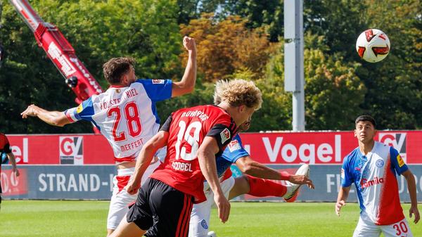 Eine dritte Chance bietet sich Scobel nach 83 Minuten: Nach einem Eckball köpft der 21-Jährige den Ball über Weiner in Richtung langes Eck. Auf der Linie klärt Kiels Parduzi für seinen geschlagenen Schlussmann.