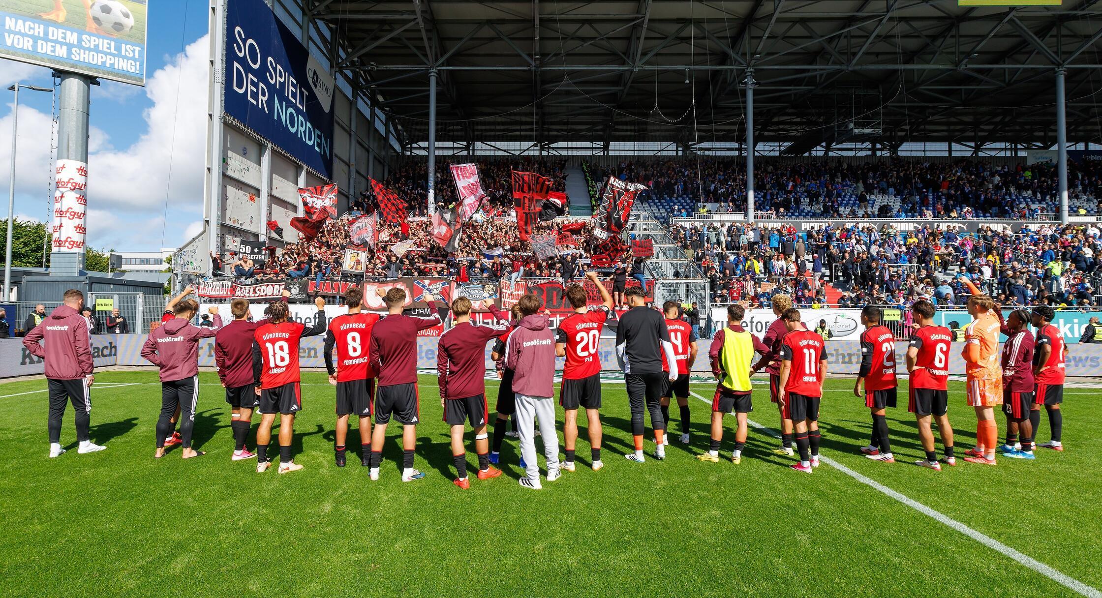 Erstmals in dieser Saison muss sich der 1. FC Nürnberg mit einer Punkteteilung begnügen. Zumindest vorübergehend verweilt die Mannschaft von Miroslav Klose mit zehn Punkten nach vier Partien aber an der Tabellenspitze. Am kommenden Freitag geht es mit einem Heimspiel gegen Hannover 96 weiter.