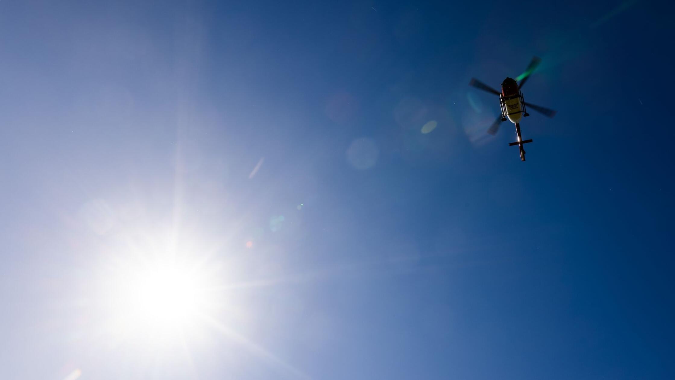 Ein Helikopter der DRF Luftrettung schwebt am Himm