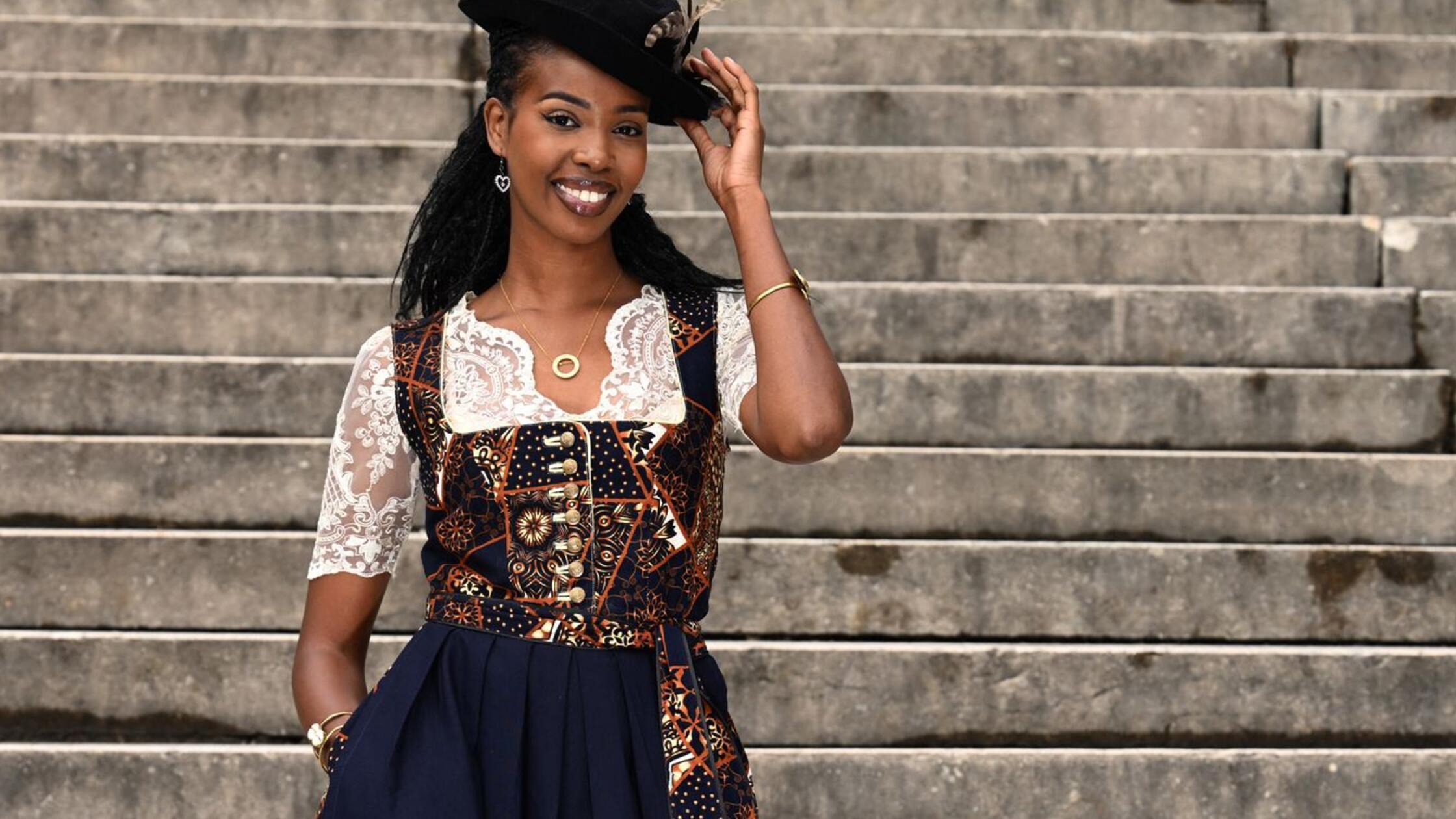 Das Model Lilian Kilna in Isarhippie steht beim Di