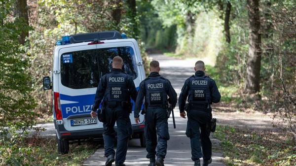 Die Polizei durchsucht den Wald im Hambacher Forst