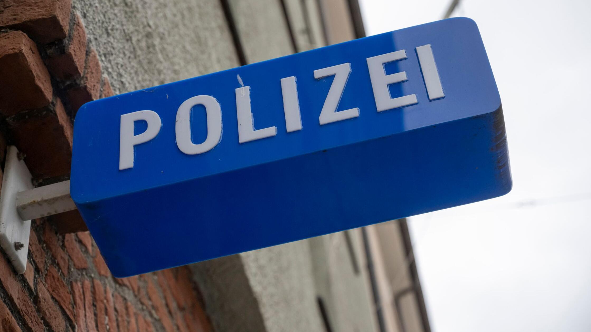 Ein Schild hängt am Eingang zu einer Polizeiinspek