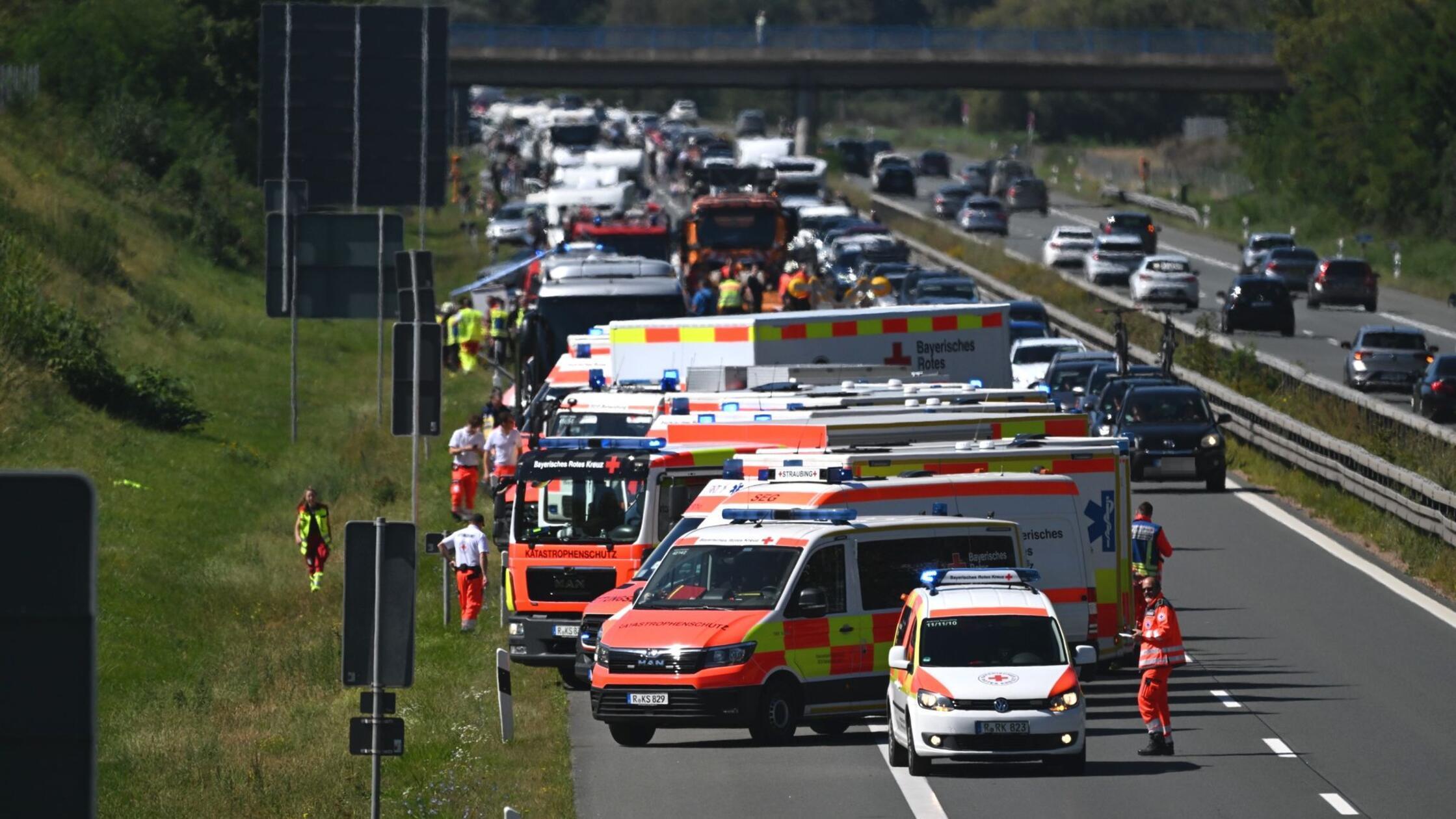 Rettungskräfte sind nach einem Unfall mit einem Re