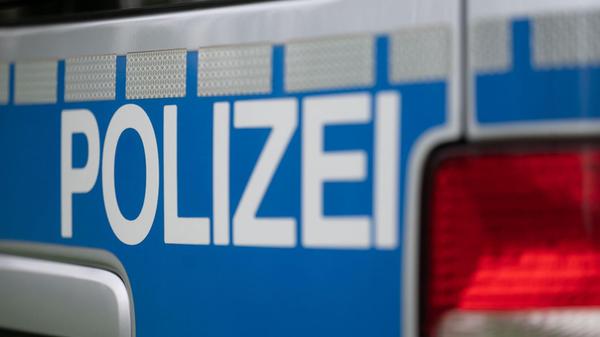 Das Wort Polizei ist auf einem Fahrzeug der Polize