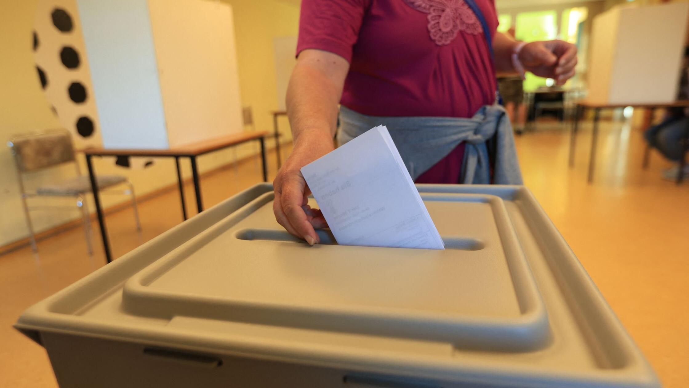Eine Wählerin wirft in einem Wahllokal in Werniger