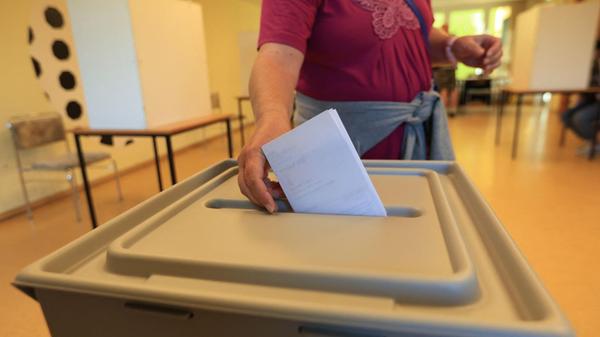 Eine Wählerin wirft in einem Wahllokal in Werniger