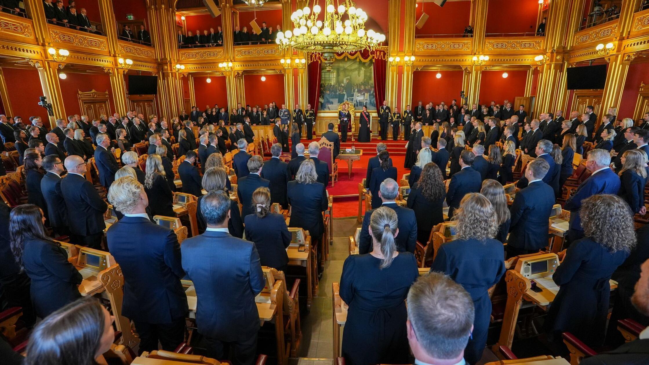 Norwegens König Haakon VIII. legt im Storting den 