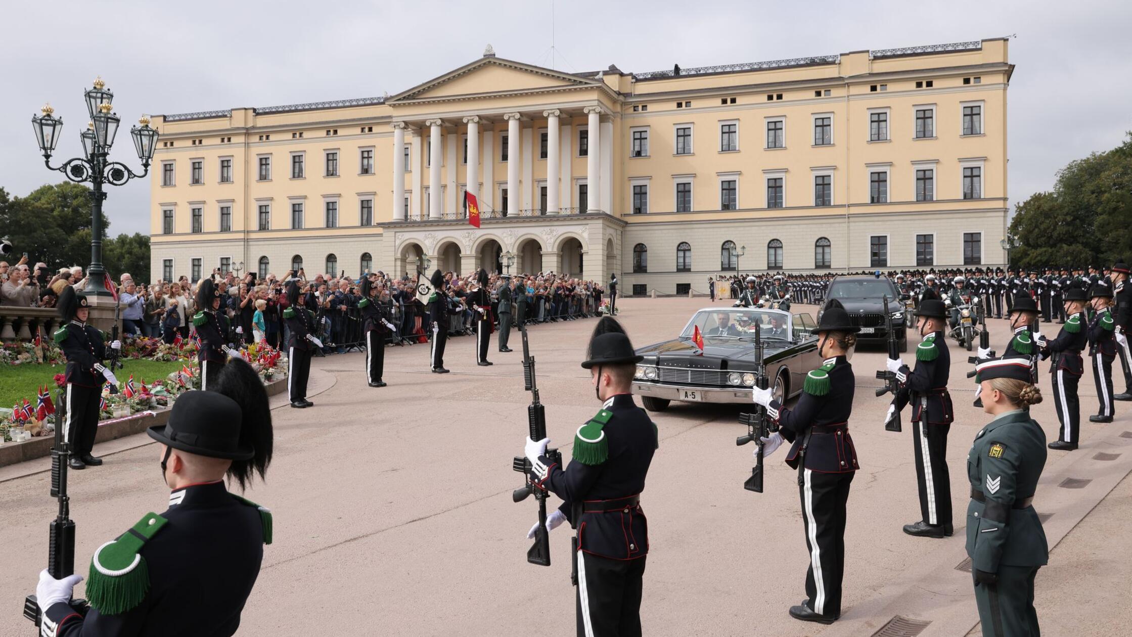 Norwegens König Haakon VIII. ist auf dem Weg zum S