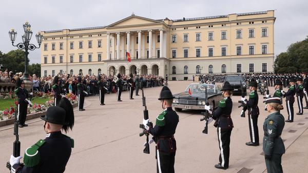 Norwegens König Haakon VIII. ist auf dem Weg zum S