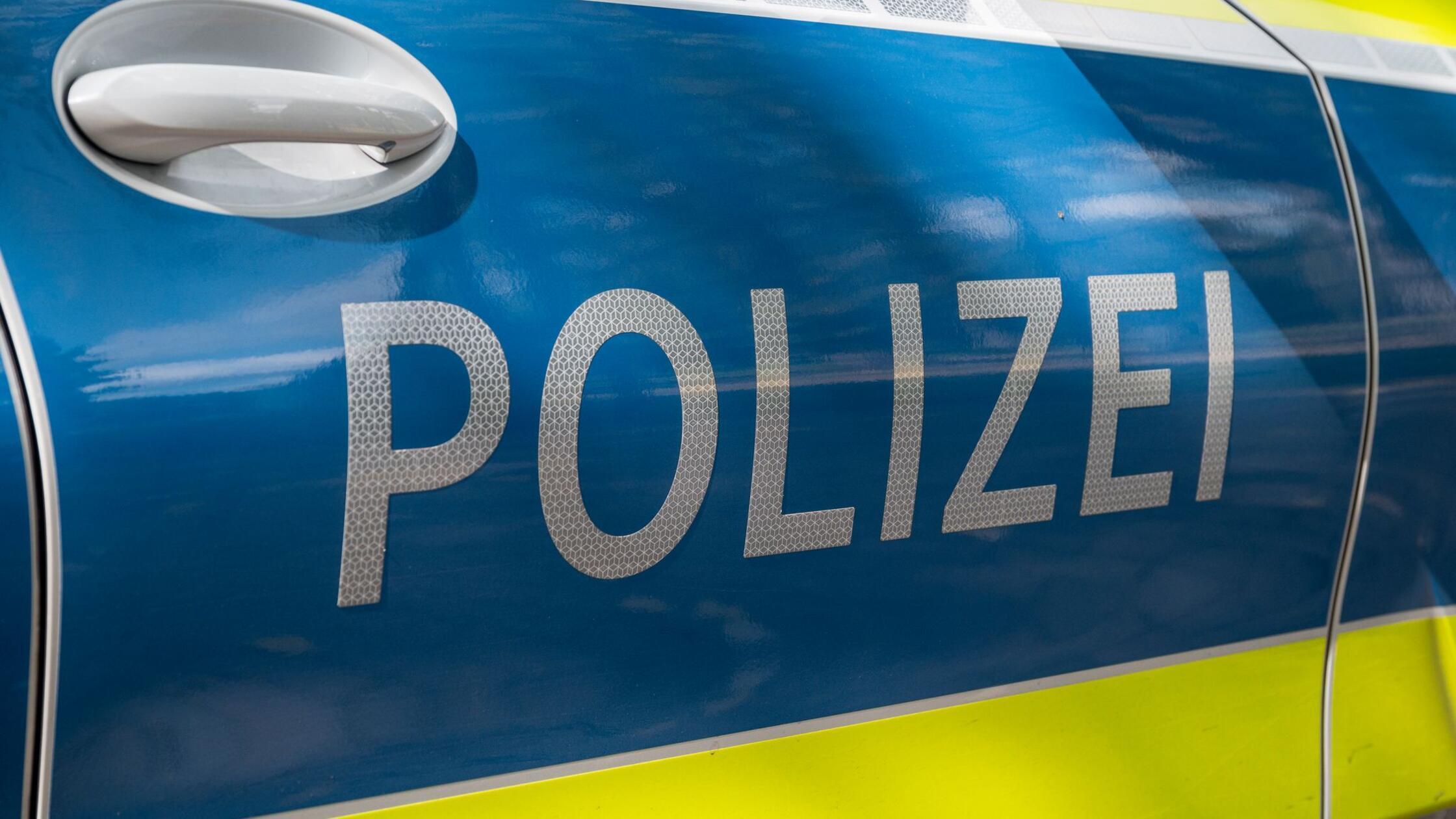 Auf einem Einsatzwagen ist der Schriftzug «Polizei