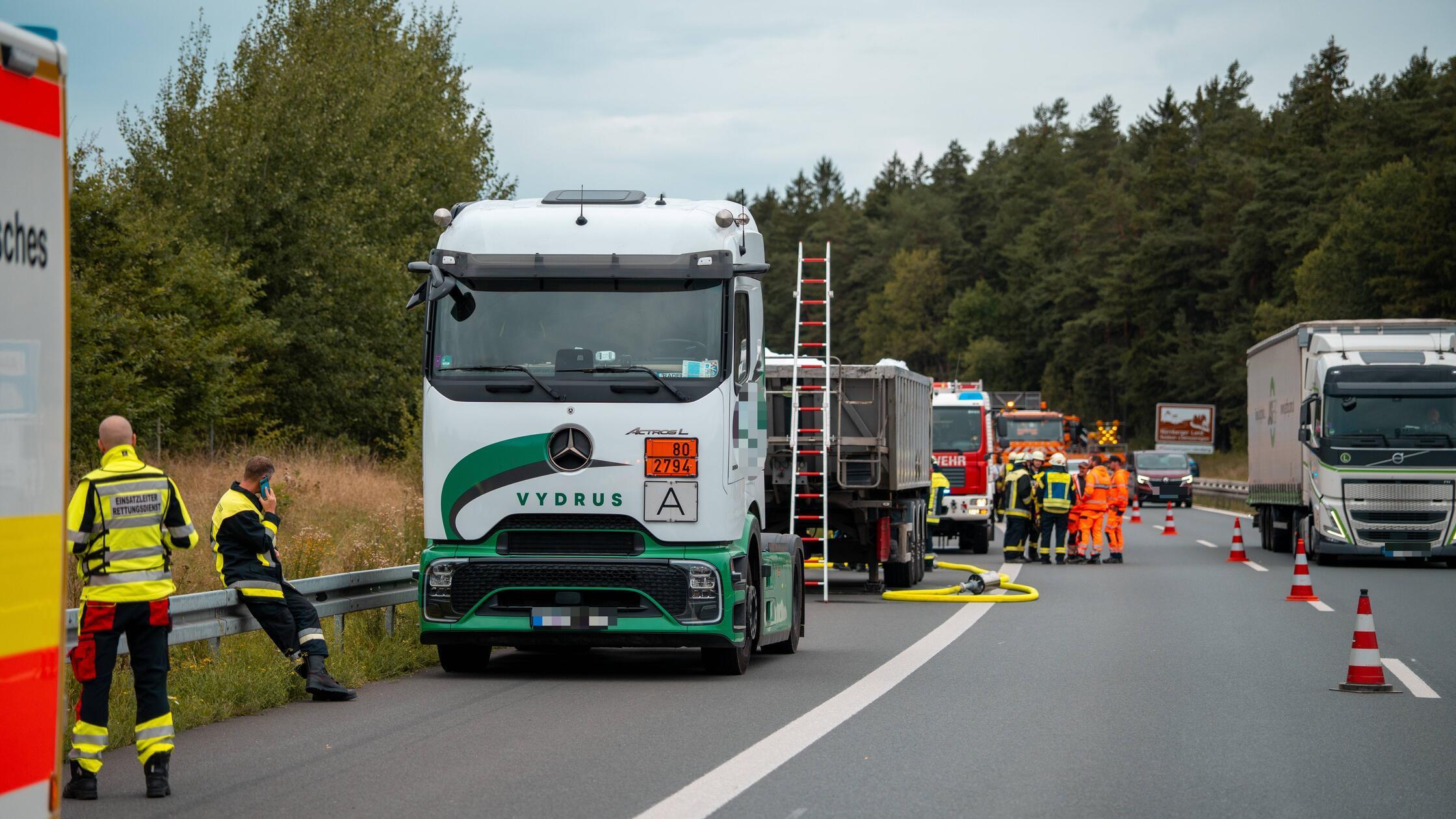 Der Brand eines Lkw-Aufliegers hat am Montagmittag