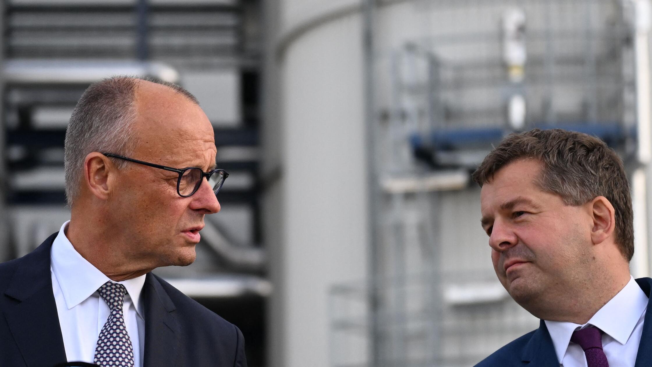 Bundeskanzler Friedrich Merz (l, CDU) und Sven Sch