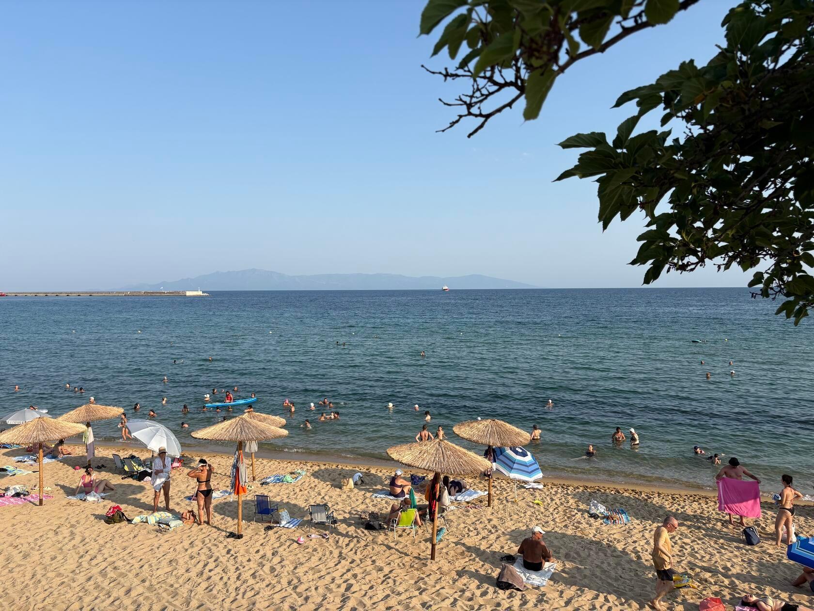 Wer beim Aufstieg ins Schwitzen gekommen ist, findet im Meer Abkühlung. Der Stadtstrand ist unmittelbar am Rande der Innenstadt. 