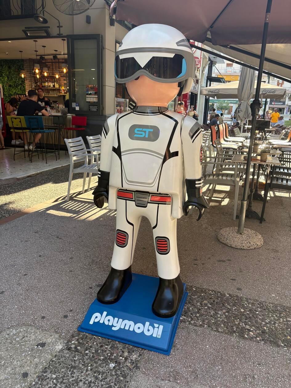 Kavala ist die Partnerstadt von Nürnberg. Ein fränkischer Vertreter "bewacht" die Fußgängerzone: ein Playmobil-Männchen. 