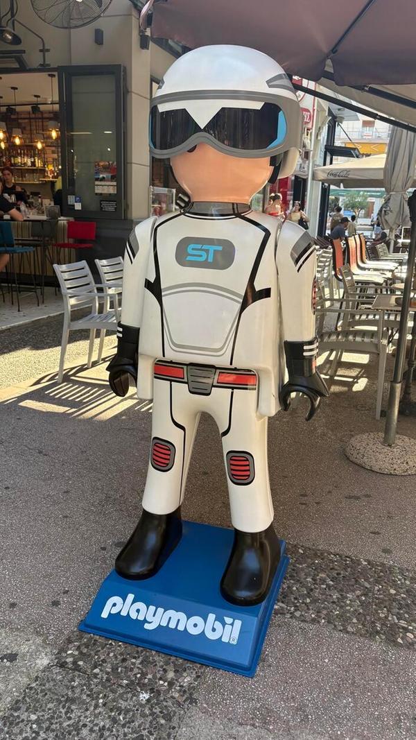 Kavala ist die Partnerstadt von Nürnberg. Ein fränkischer Vertreter "bewacht" die Fußgängerzone: ein Playmobil-Männchen.