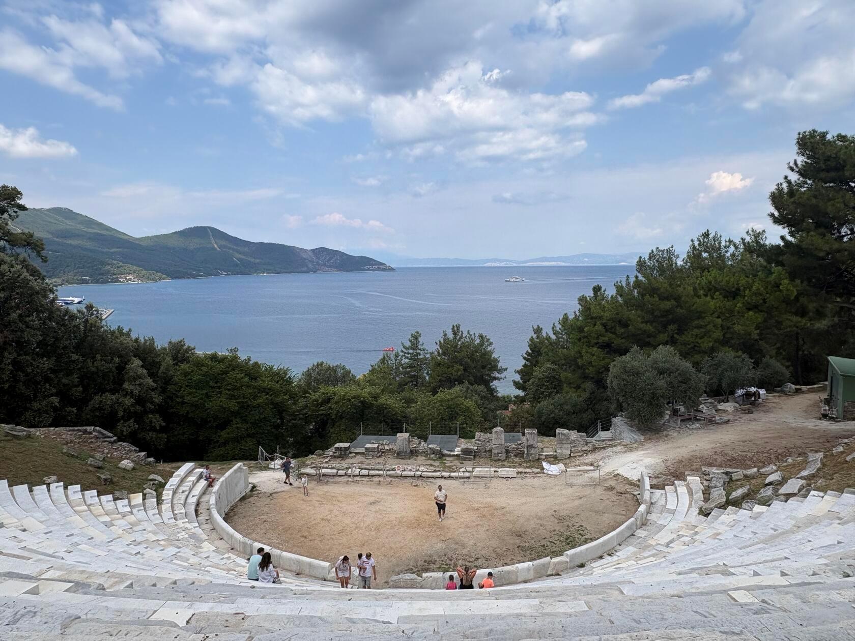 Eine Fähre bringt Touristen und Einheimische in einer guten Stunde auf die Insel Thasos. Vom antiken Theater aus hat man einen guten Blick auf Kavala. 