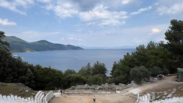 Eine Fähre bringt Touristen und Einheimische in einer guten Stunde auf die Insel Thasos. Vom antiken Theater aus hat man einen guten Blick auf Kavala.