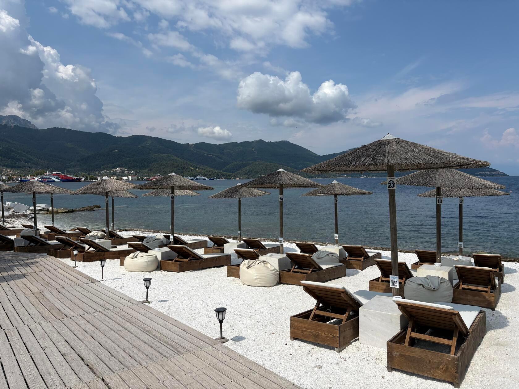 Was wäre eine griechische Insel ohne Beach-Club und Strand. 