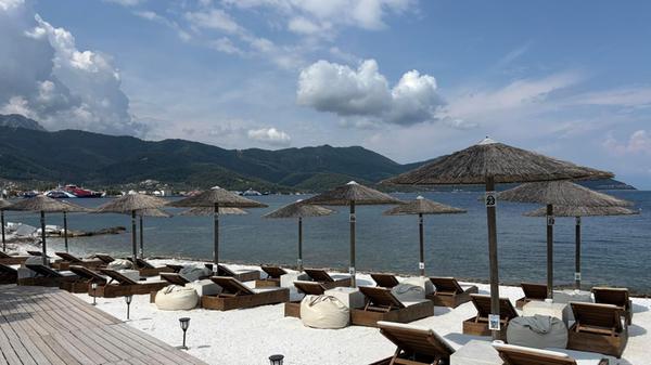 Was wäre eine griechische Insel ohne Beach-Club und Strand.