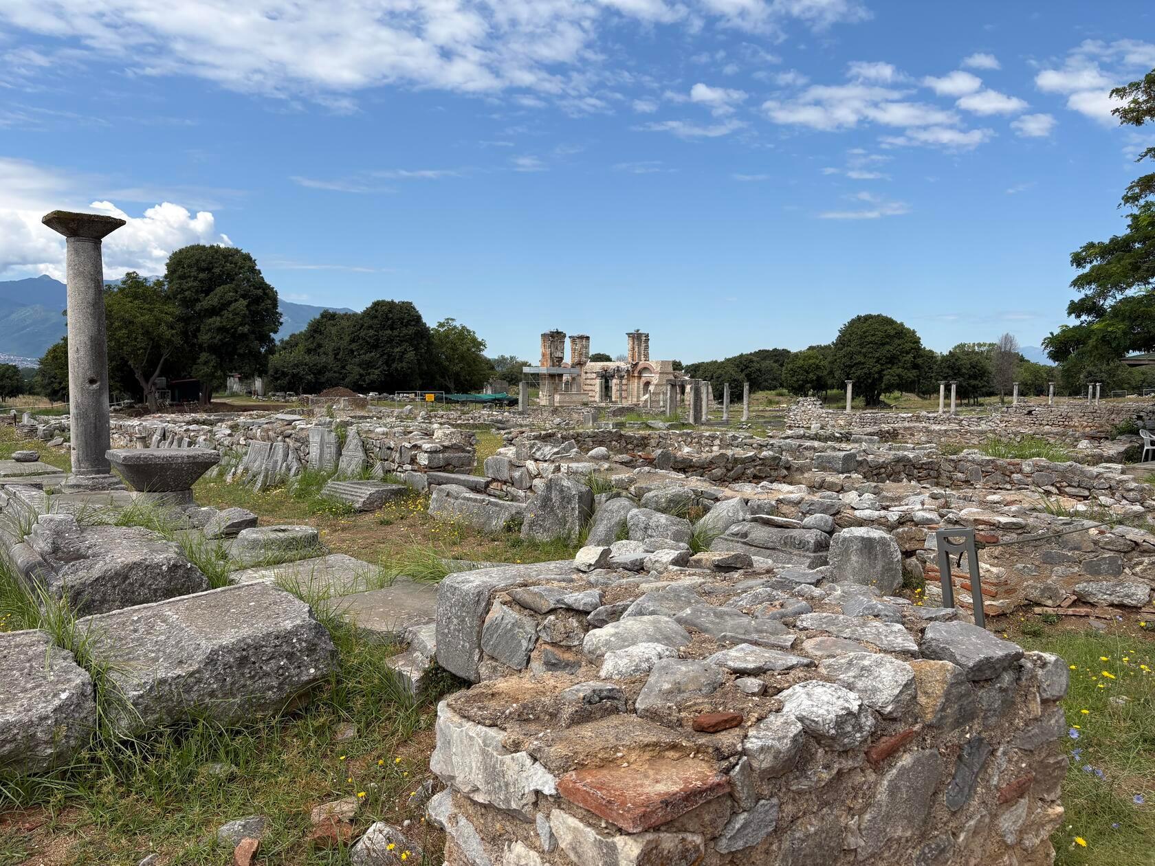 Ein Urlaub in Kavala lässt sich perfekt mit einem Rundgang in Philippi verbinden. Die Ausgrabungen der antiken Stadt gehören zum Unesco-Weltkulturerbe. Fahrtzeit von Kavala nach Philippi: Gut 45 Minuten. 