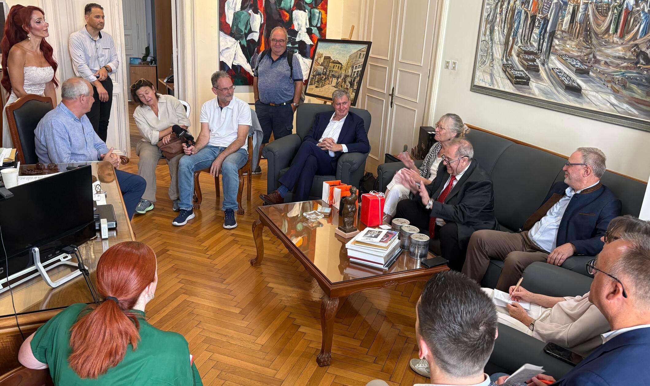 Der Empfang der Vertreter aus Nürnberg fand im Büro des Bürgermeisters statt. Unter anderem waren Messechef Peter Ottmann, Doris Groß (Stadt Nürnberg, Abteilung Internationales, Protokoll und Veranstaltungen), Stadtrat Werner Henning und Flughafenchef Michael Hupe dabei. (auf Sessel bzw. Sofa sitzend)
