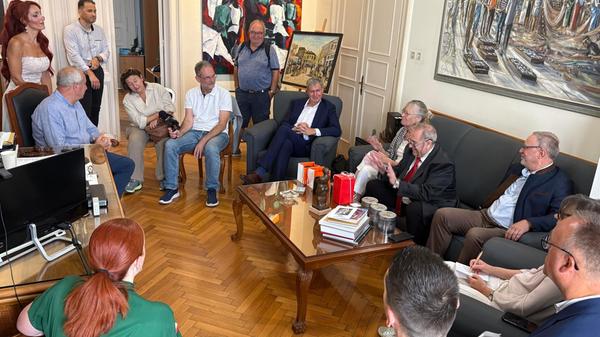 Der Empfang der Vertreter aus Nürnberg fand im Büro des Bürgermeisters statt. Unter anderem waren Messechef Peter Ottmann, Doris Groß (Stadt Nürnberg, Abteilung Internationales, Protokoll und Veranstaltungen), Stadtrat Werner Henning und Flughafenchef Michael Hupe dabei. (auf Sessel bzw. Sofa sitzend)