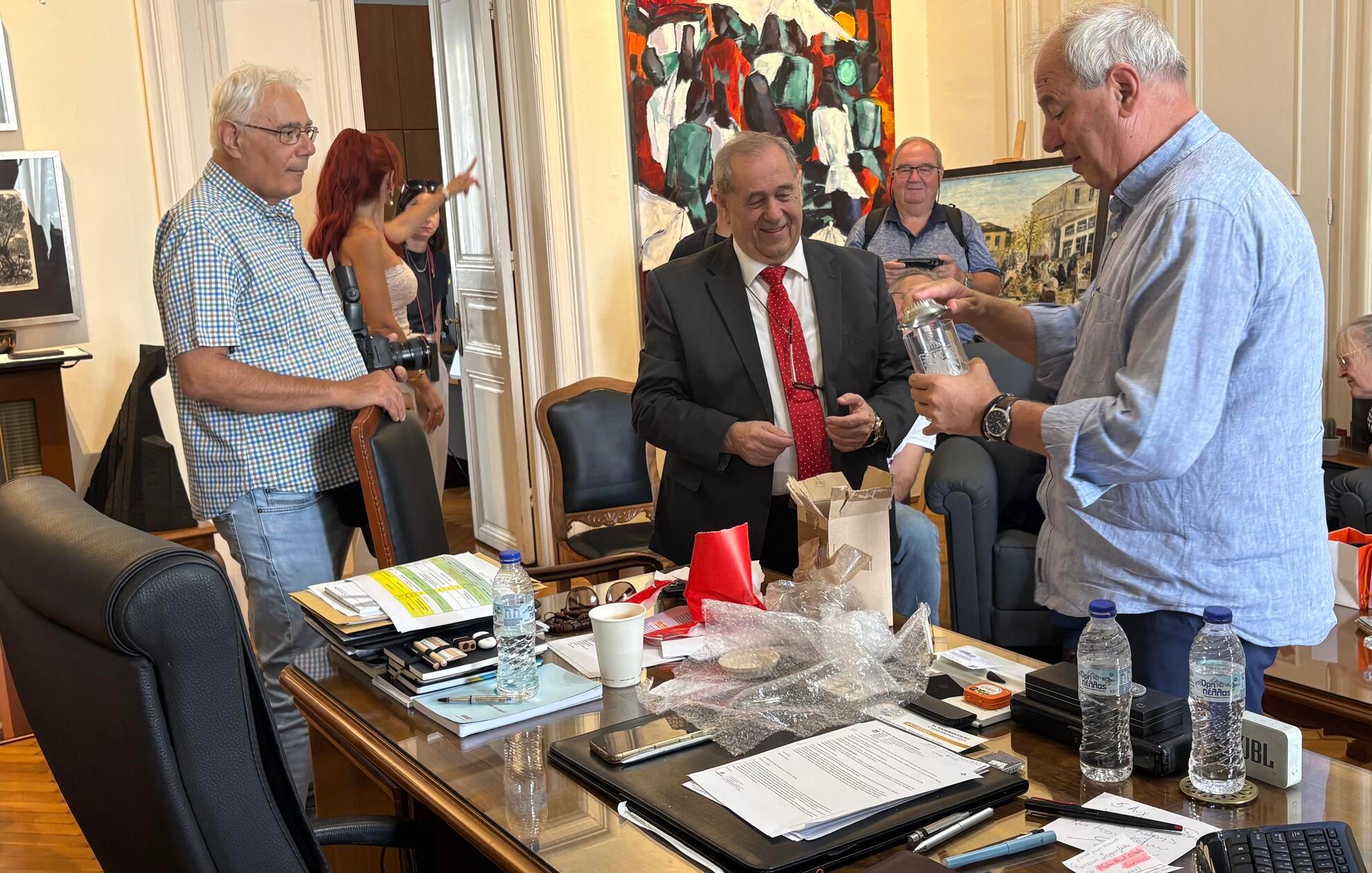 Stadtrat Werner Henning überreicht Bürgermeister Theodoros Mouriadis (rechts) einen Krug als Gastgeschenk. 