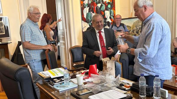 Stadtrat Werner Henning überreicht Bürgermeister Theodoros Mouriadis (rechts) einen Krug als Gastgeschenk.