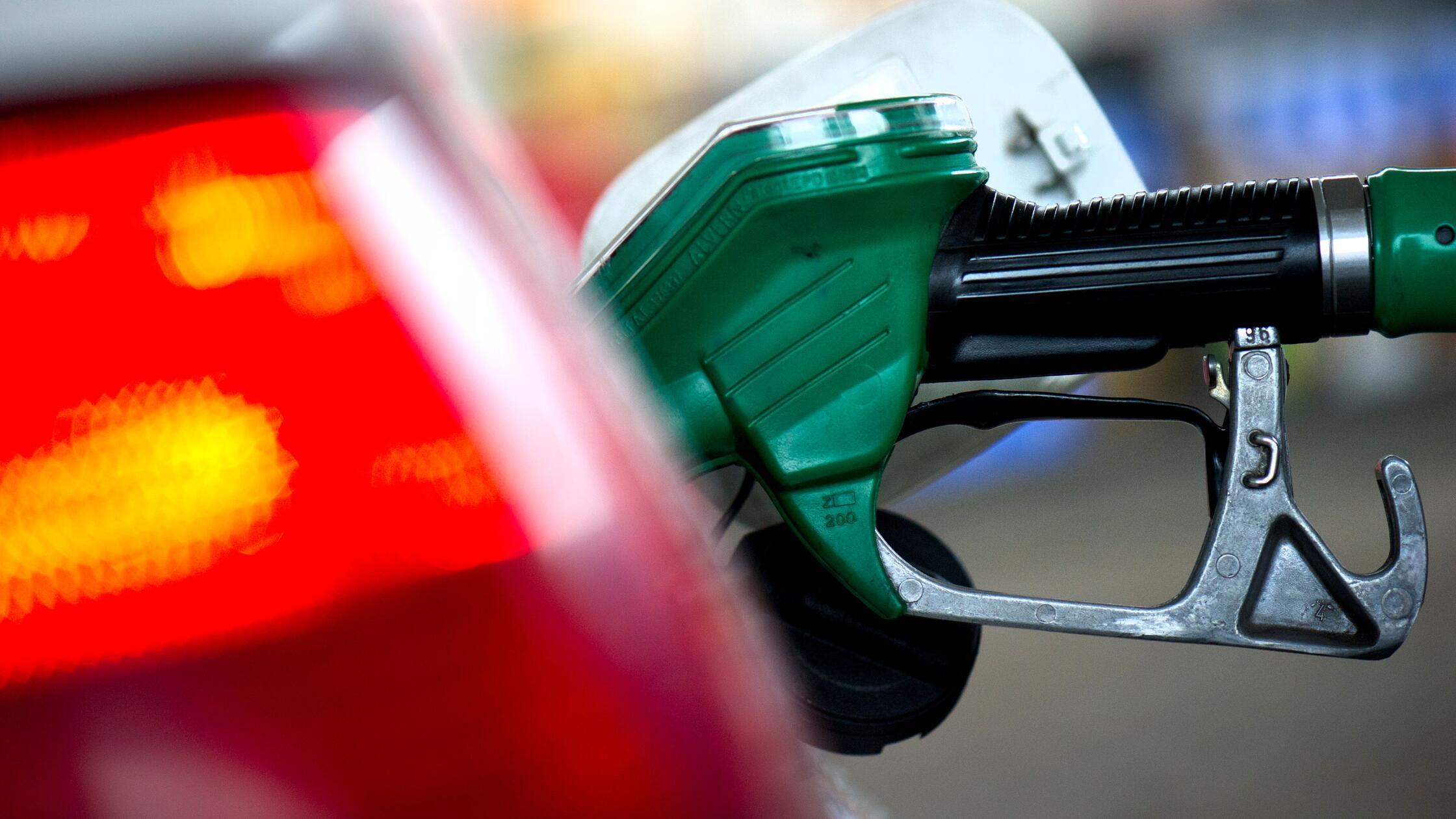 An einer Tankstelle steckt ein Zapfstutzen einer Z