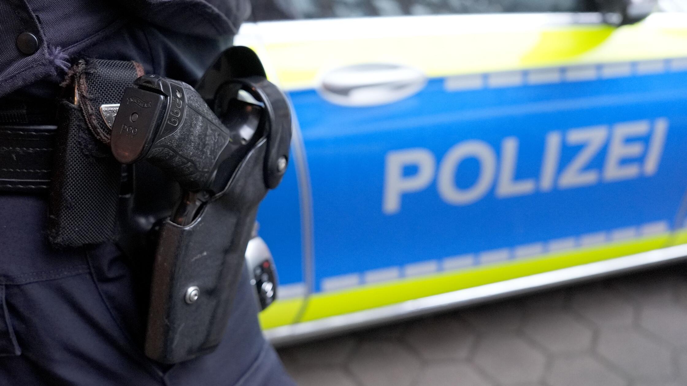 ARCHIV - 15.03.2024, Hamburg: Ein Polizist steht v