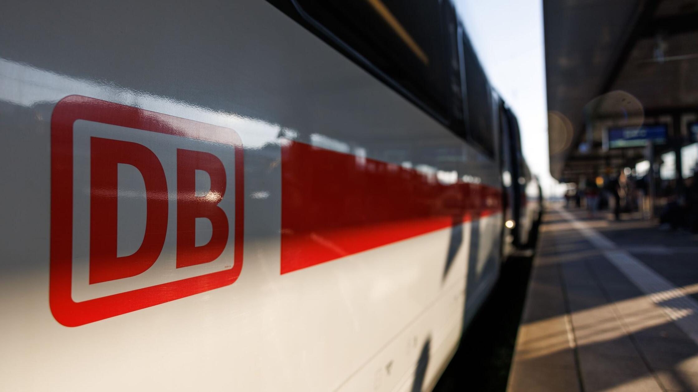 Ein ICE steht am Nürnberger Hauptbahnhof am Gleis.