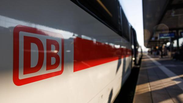 Ein ICE steht am Nürnberger Hauptbahnhof am Gleis.