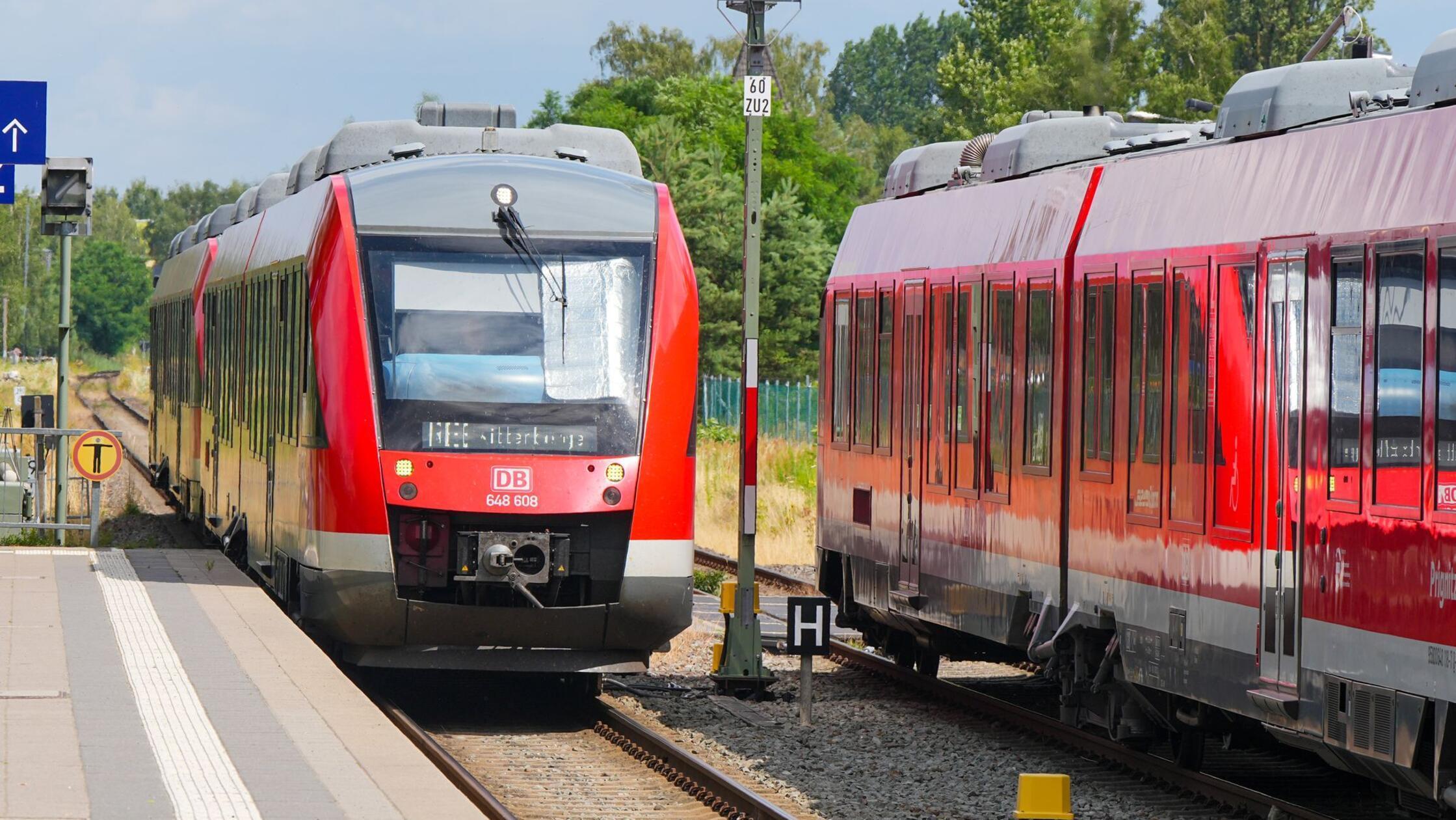Zwei Regionalzüge der Linie RE 6 Prignitz-Express 
