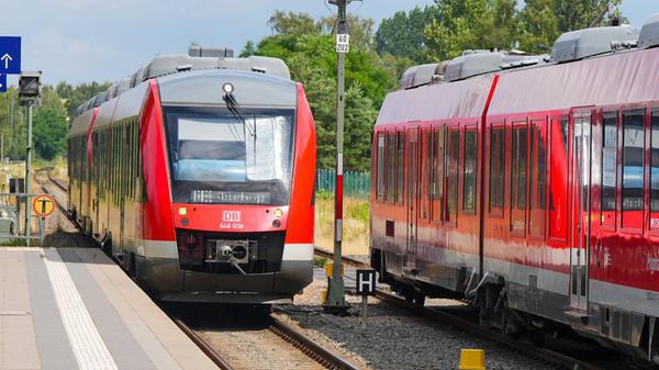 Zwei Regionalzüge der Linie RE 6 Prignitz-Express