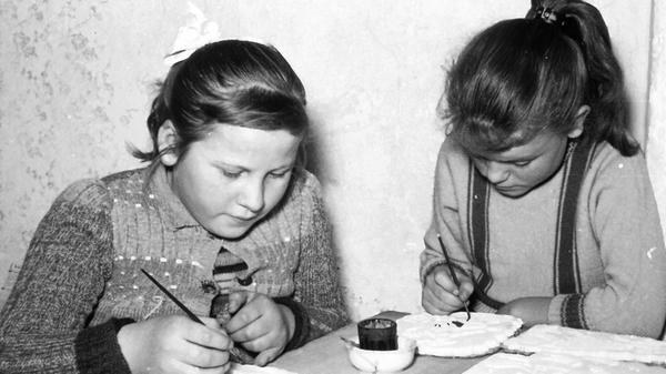Kinder bemalen „Wendelsteiner Zuckerstückla“, 1950