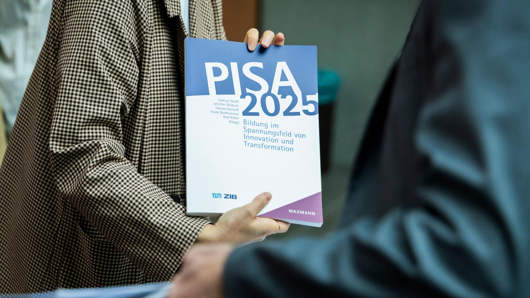 08.09.2026, Berlin: Unterlagen zur PISA-Studie 202