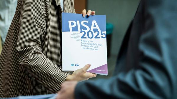 08.09.2026, Berlin: Unterlagen zur PISA-Studie 202