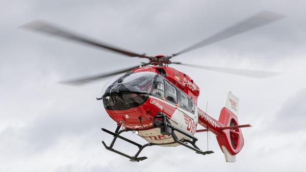 Ein Rettungshubschrauber fliegt einen Einsatz. (zu