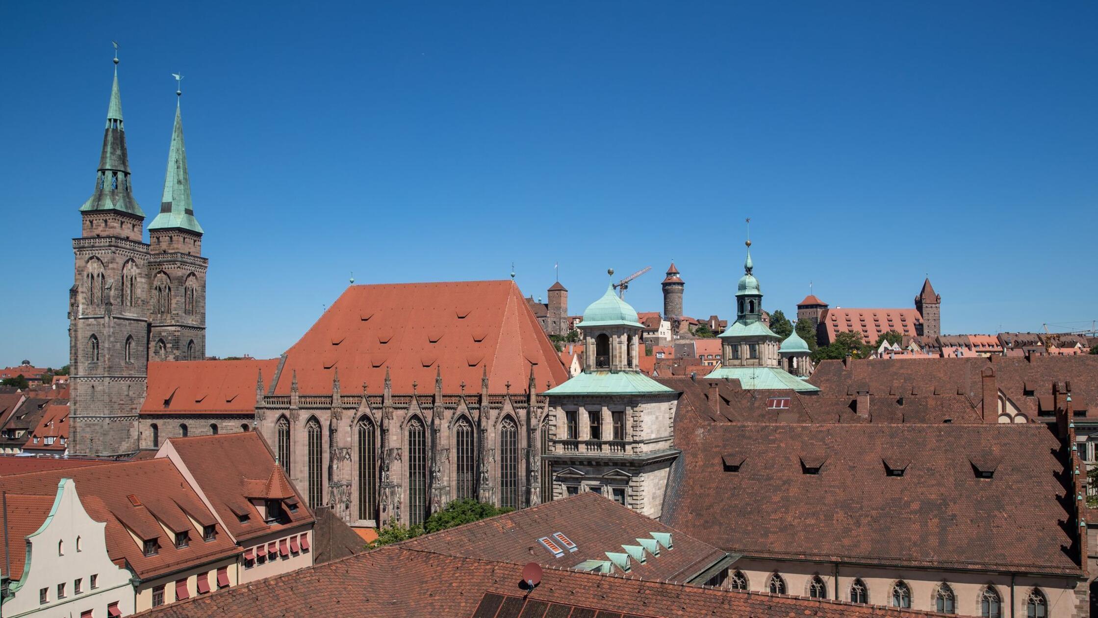 Blick von einem Riesenrad auf die Kirche St. Sebal