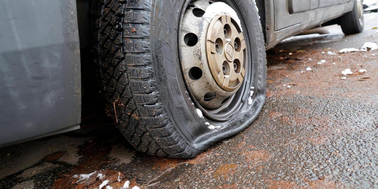 45 FĂ€lle: Unbekannte haben in NĂŒrnberg-Mögeldorf die Reifen von geparkten ...
