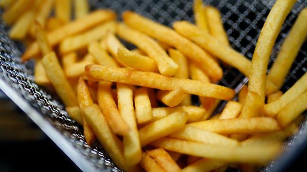 Pommes frites in der Fritteuse. (zu dpa: «Achtung