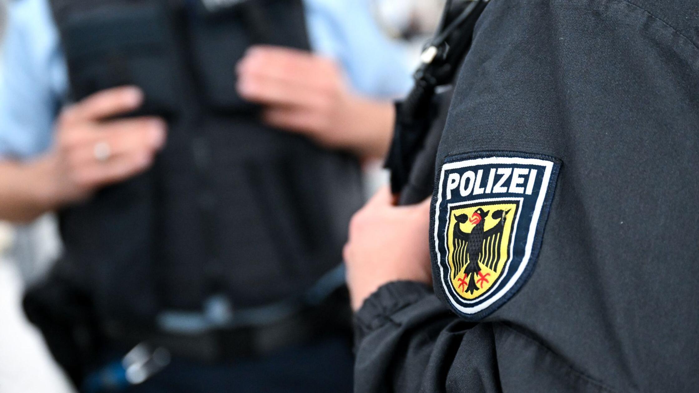 Bundespolizisten stehen am Hauptbahnhof an einem B